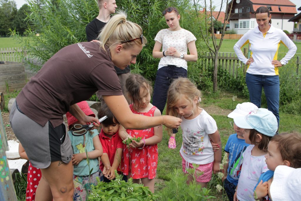 Kinder im Kräutergarten von Neubauers Stadtstall