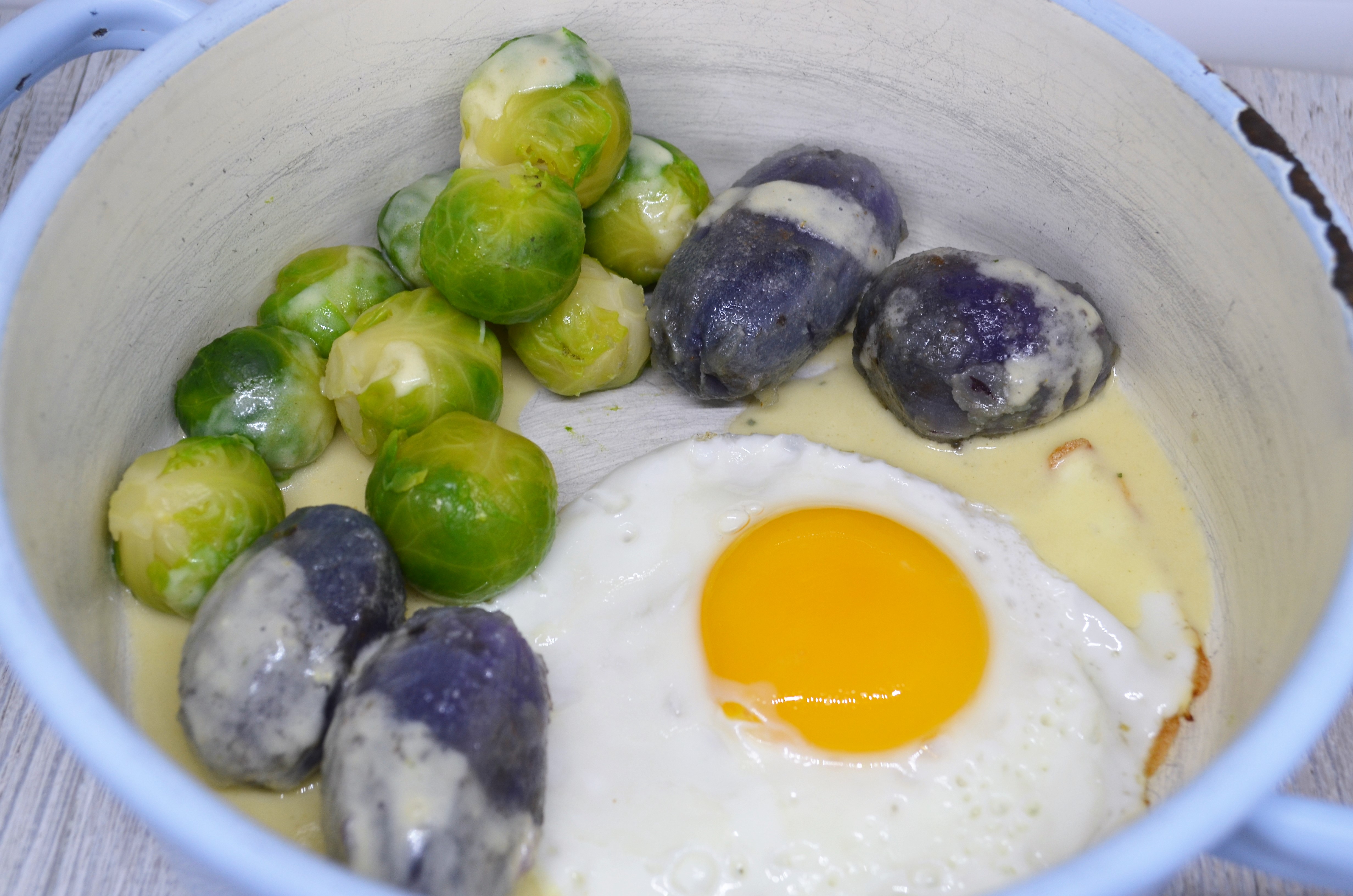 Rezept für violette Erdäpfel und Kohlsprossen mit Spiegelei